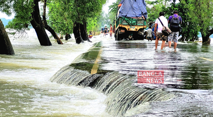 দেশে বন্যায় মৃত্যু বেড়ে ৮২